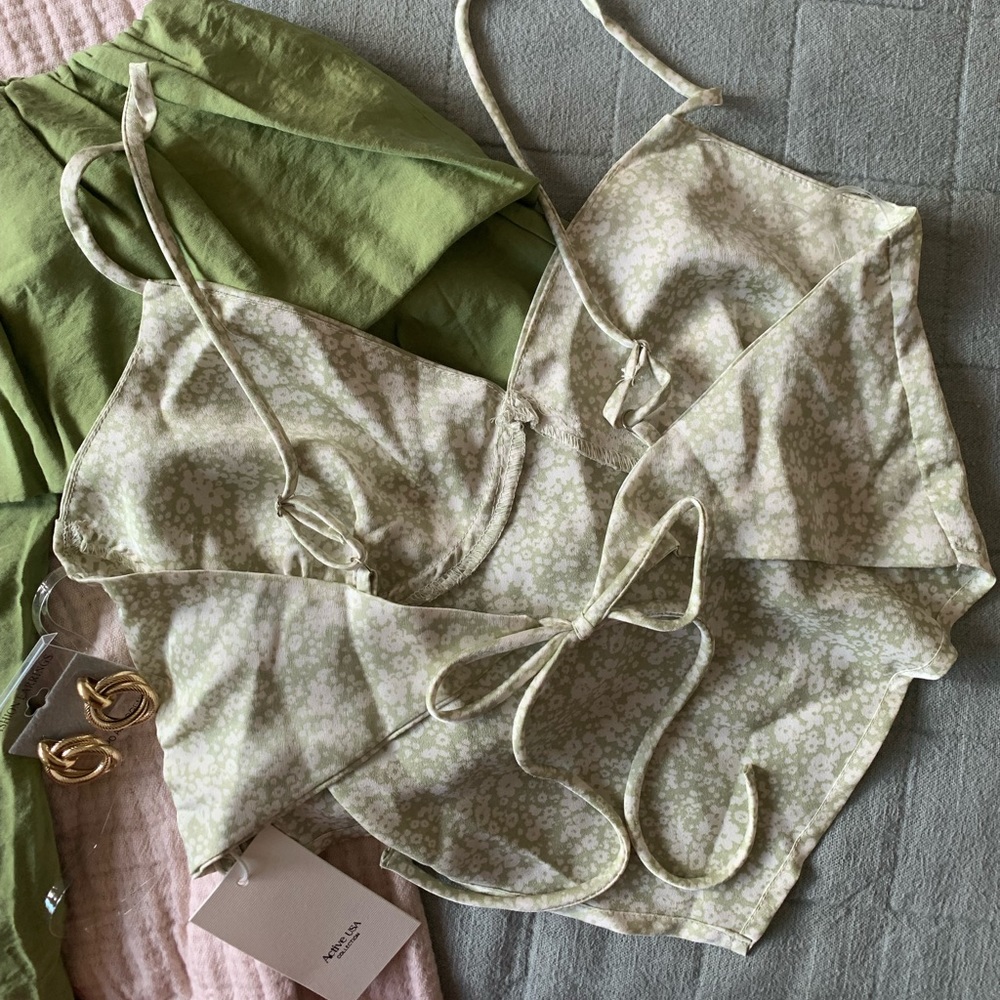 Triangular Crop Top - Picture 3 of 3